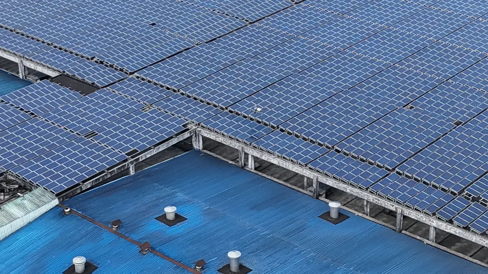 Solarised industrial roof: simple when the structure allows it.